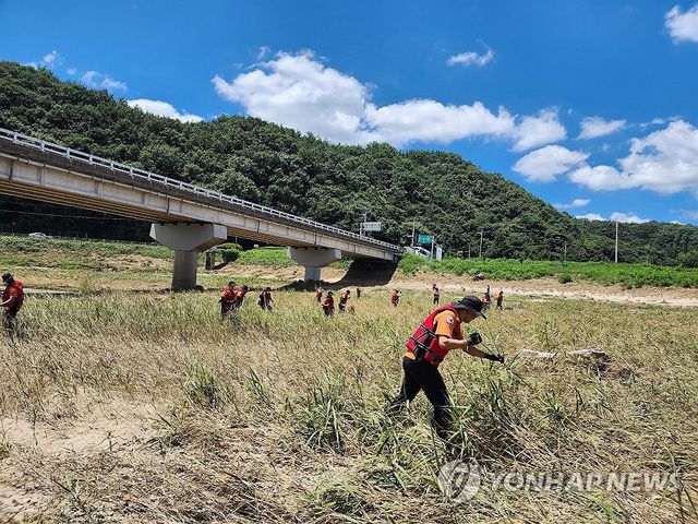 산청 실종자 수색하는 소방대원들