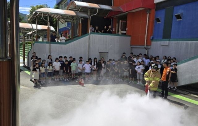 대피 훈련하는 초등학생들