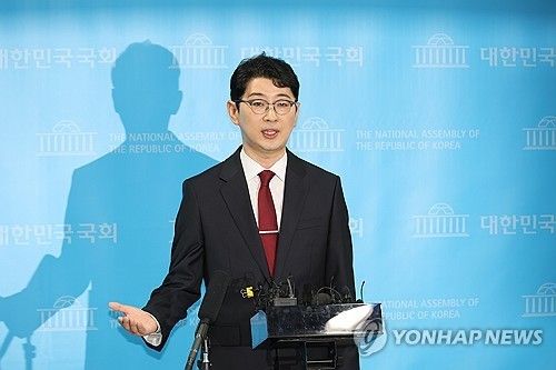 취재진 질문에 답하는 주진우 의원