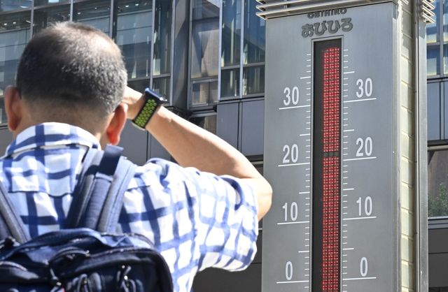 홋카이도 오비히로역 앞에 설치된 온도계