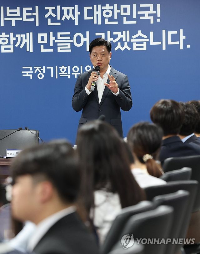 인사말하는 조승래 위원장