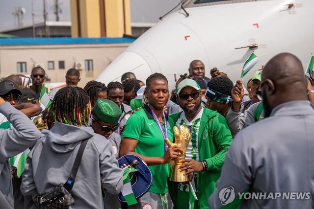 네이션스컵 우승하고 돌아온 나이지리아 여자 대표팀 선수들