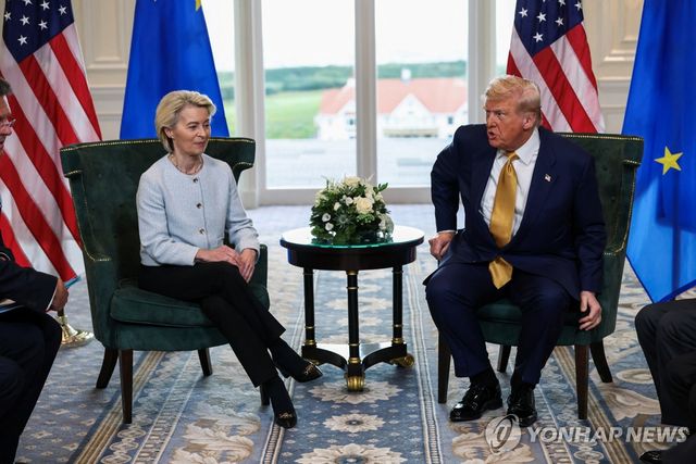 우르줄라 폰데어라이엔(좌) EU 집행위원장과 도널드 트럼프 미 대통령