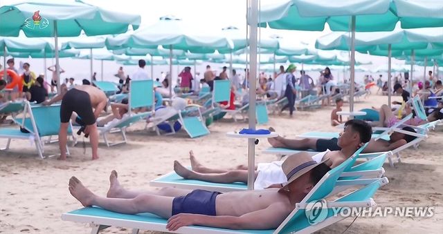 북한 원산갈마해안관광지구에 사람들로 연일 흥성