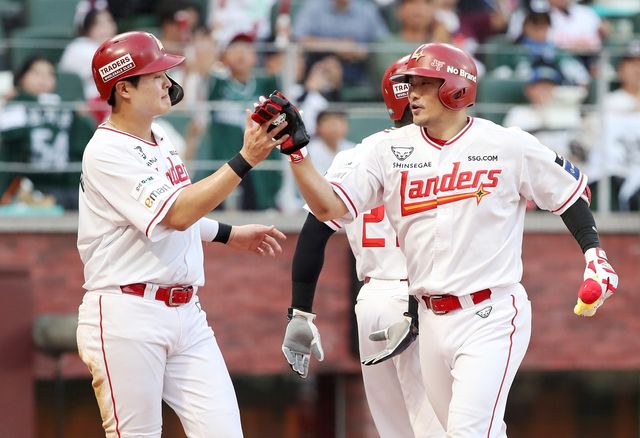 역전 결승 3점 홈런을 친 SSG 이지영(오른쪽)