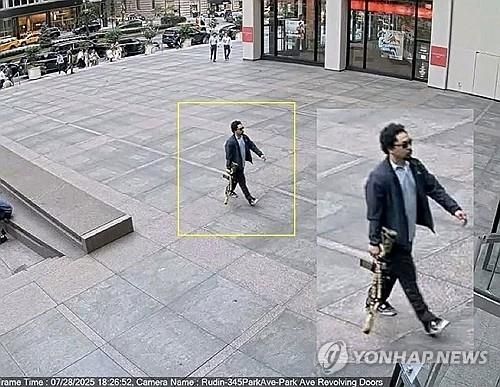 소총을 들고 맨해튼 빌딩에 들어서는 총격용의자 타무라
