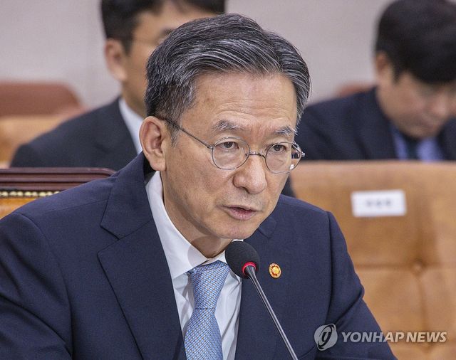 법사위에서 질의에 답하는 정성호 법무부 장관