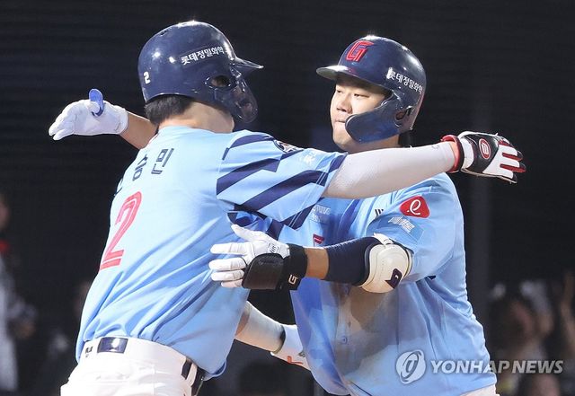 2점 홈런 친 손호영, 고승민과 포옹