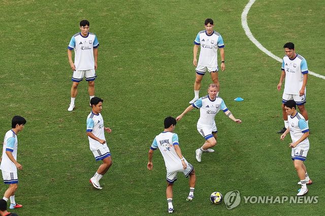 훈련하는 팀K리그 선수들