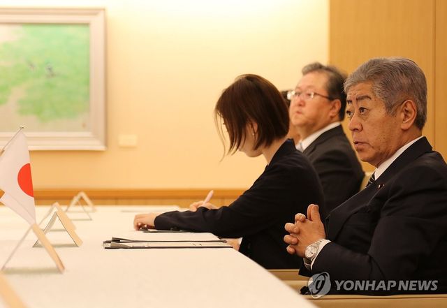 한일 외교장관 회담서 발언하는 이와야 외무상