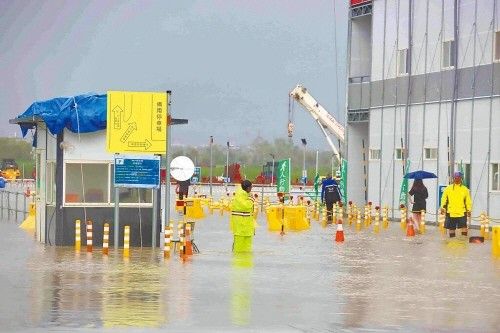 호우로 인해 성인 허벅지까지 침수된 TSMC 자이 공장 단지 주변