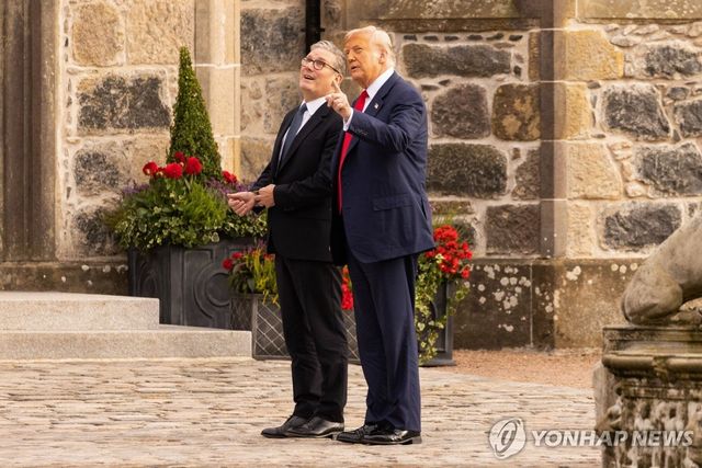 28일(현지시간) 스코틀랜드 애버딘 골프장의 스타머 총리와 트럼프 대통령