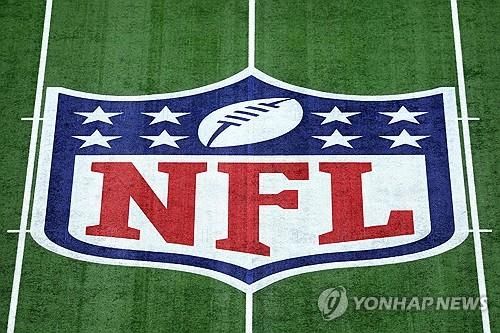 미식축구 경기장의 NFL 로고