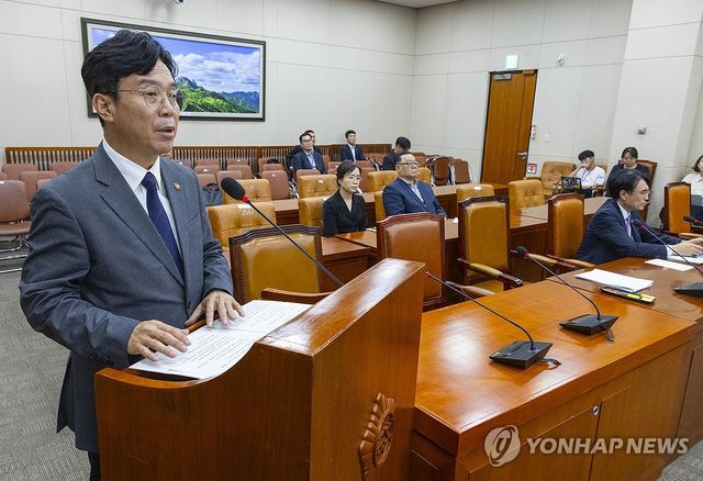 노조법 2·3조 개정안 통과 관련 인사말하는 김영훈 고용노동부 장관