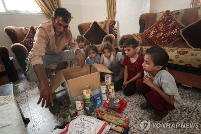 구호품 받은 가자지구의 가족