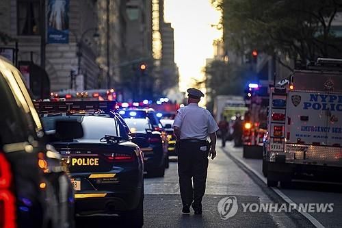 맨해튼 범행 현장 부근의 뉴욕경찰 차량들