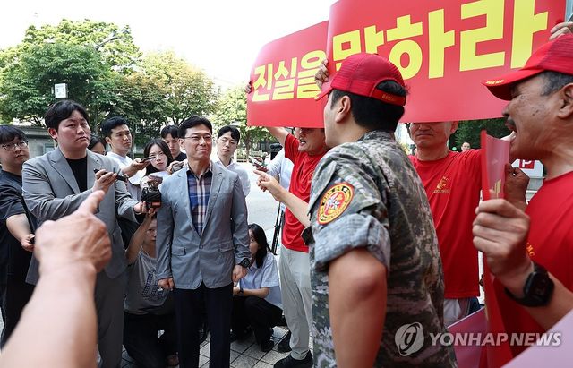 항의 받는 임성근 전 사단장