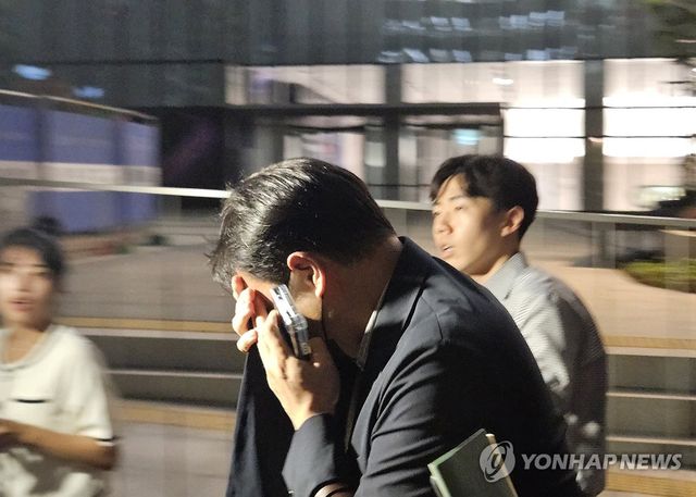 얼굴 가린 채 특검 사무실 떠나는 김건희 오빠