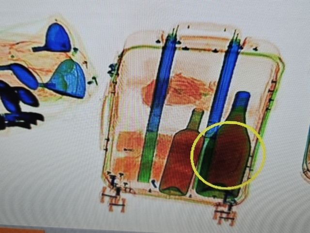 항공여행자 와인병 액상에 녹인 필로폰 은닉