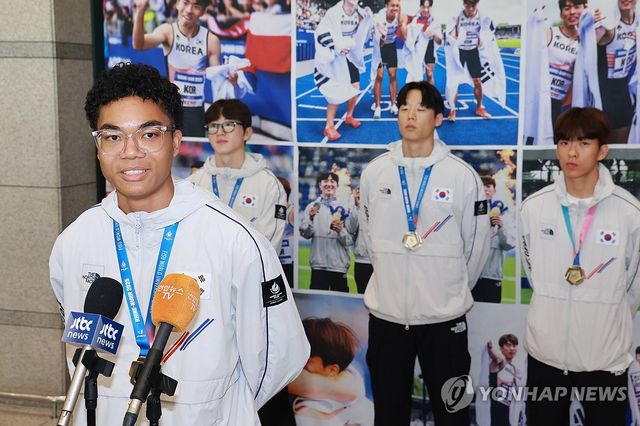 인터뷰하는 육상 남자 계주 400m 대표 나마디 조엘진