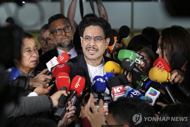 28일(현지시간) 우리베 전 대통령 재판 후 취재진 앞에 선 이반 세페다 의원