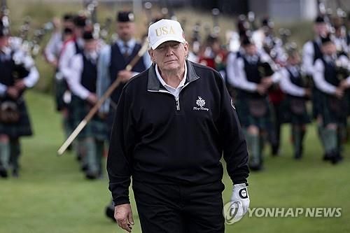 29일 스코를랜드에서 골프 즐기는 트럼프