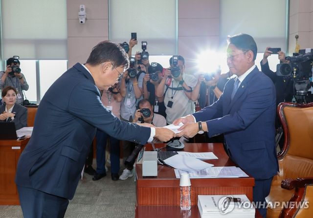 선서문 제출하는 최휘영 문체부 장관 후보자