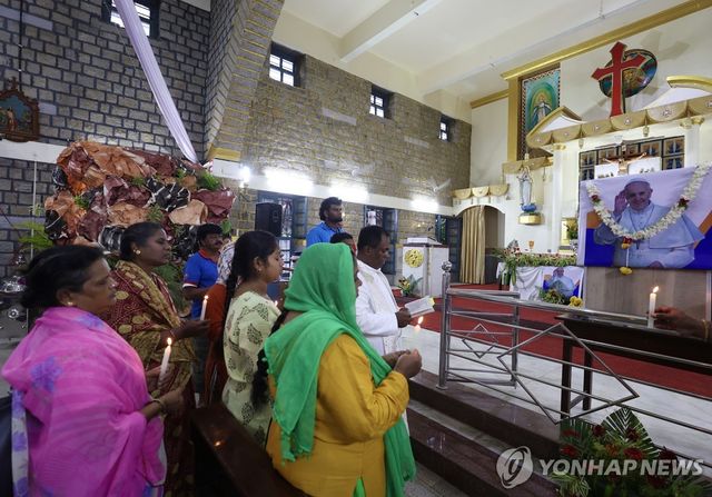기도하는 인도 가톨릭 신자들(기사와 직접적 관련 없음)