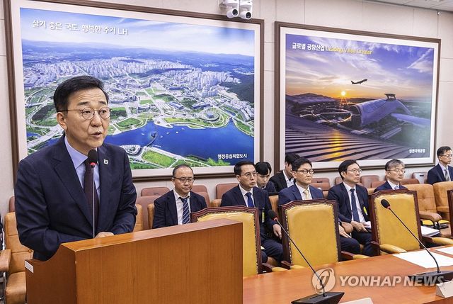 청문회에서 인사말 하는 김윤덕 국토교통부 장관 후보자