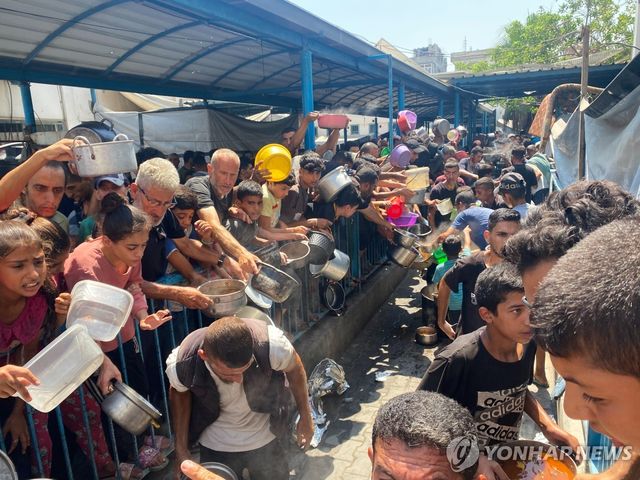 식량 배급 받으려는 가자지구 주민들