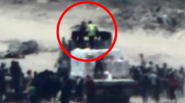 구호품 트럭에 올라타 군중 향해 총 겨누는 괴한
