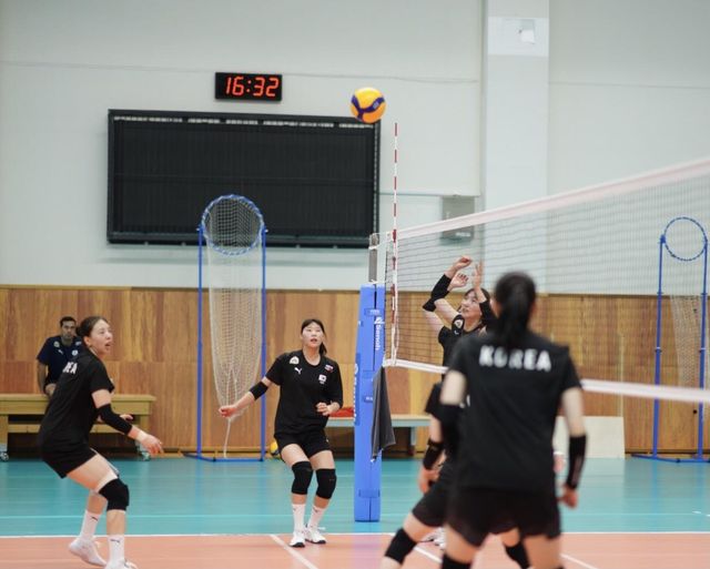 6대 6 연습경기를 벌이는 여자배구 대표팀 선수들