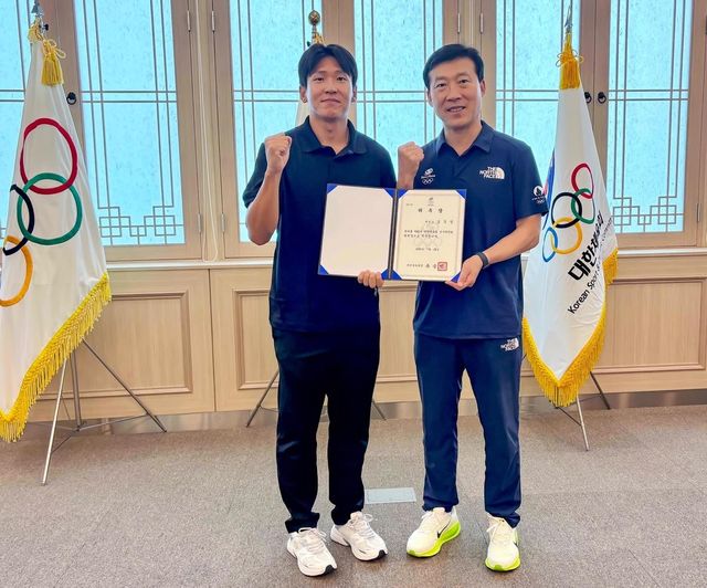 김택수 진천선수촌장으로부터 선수위원장 위촉장을 받은 김국영(왼쪽)