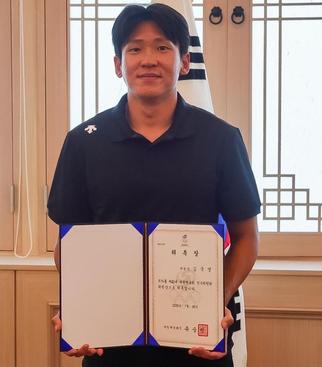 대한체육회 선수위원장 위촉장을 받은 김국영