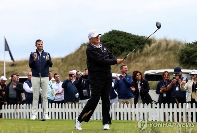29일 스코틀랜드 애버딘 골프장에서 티오프 하는 트럼프 대통령