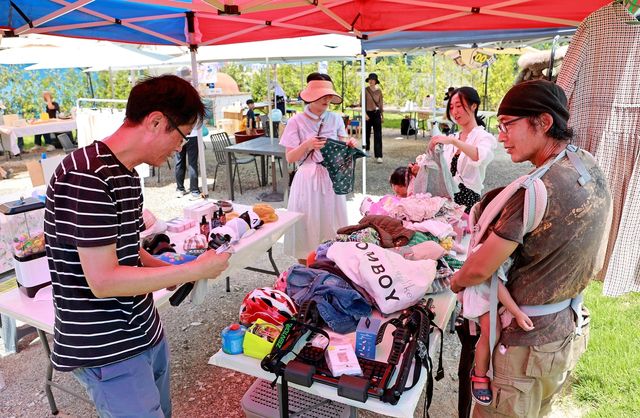 '칠리단 청년 사업자 협동조합 회원들이 지난 26일 연 플리마켓 모습 