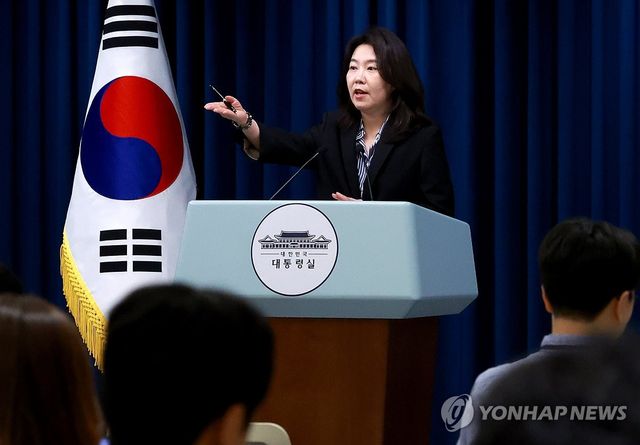 질문 받는 강유정 대통령실 대변인