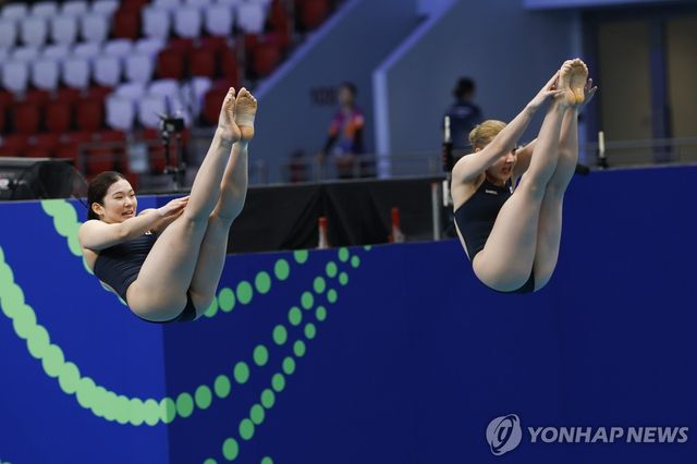 다이빙 여자 3ｍ 싱크로 예선 경기를 펼치는 이예주(왼쪽)와 정다연.