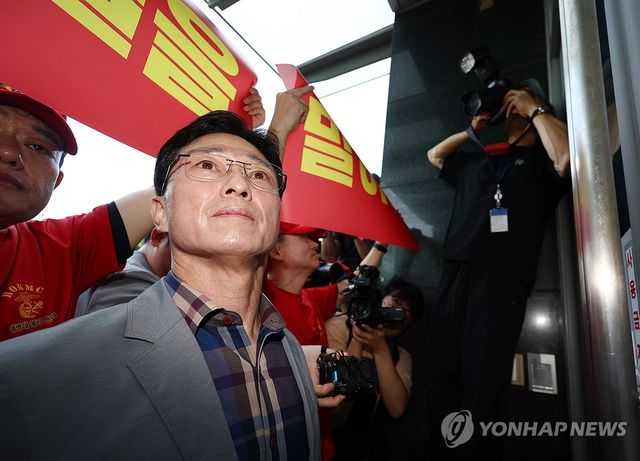 닫힌 출입문, 들어가지 못하는 임성근 전 사단장
