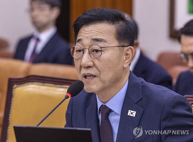 의원 질의에 답하는 김윤덕 국토교통부 장관 후보자