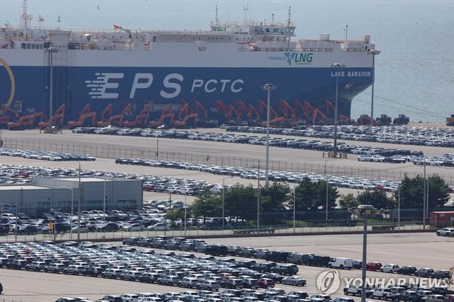 수출길 기다리는 자동차 행렬