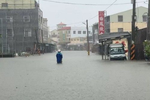 성인 허벅지 높이까지 침수된 타이난 허우비 지역