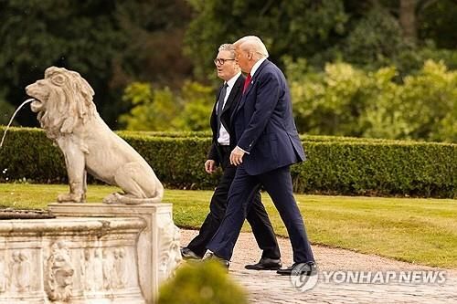 28일(현지시간) 스코틀랜드에서 만난 스타머 영국 총리(왼쪽)과 트럼프 미국 대통령