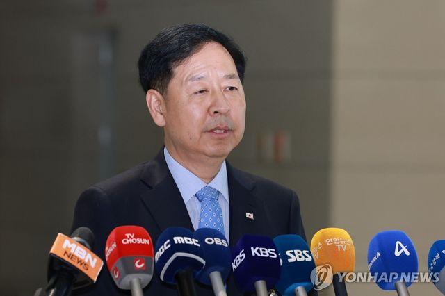 취재진 질문에 답하는 구윤철 부총리