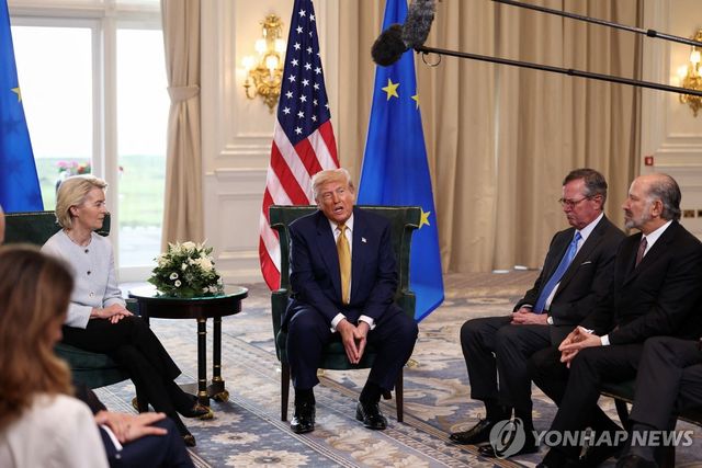 미-EU 협상 타결 발표 자리에 참석한 하워드 러트닉 미 상무장관(맨 오른쪽)