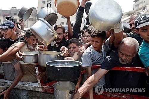 식량 구호소에 몰려든 가자지구 주민들 [로이터 연합뉴스 자료사진. 재판매 및 DB 금지] 