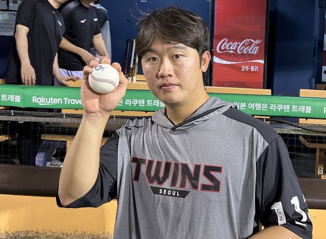첫 타점 공을 들어 보이는 LG 손용준