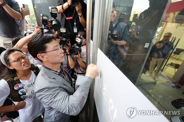 닫힌 출입문, 들어가지 못하는 임성근 전 사단장