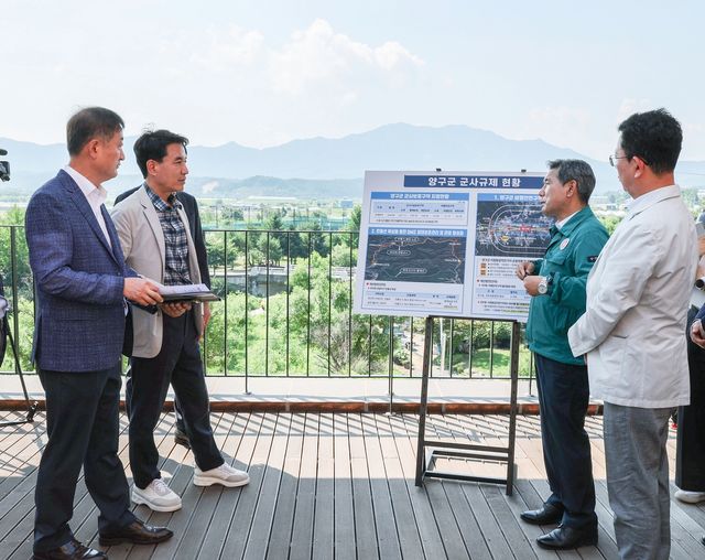 김진태 지사에게 군사규제 해소 건의하는 서흥원 양구군수