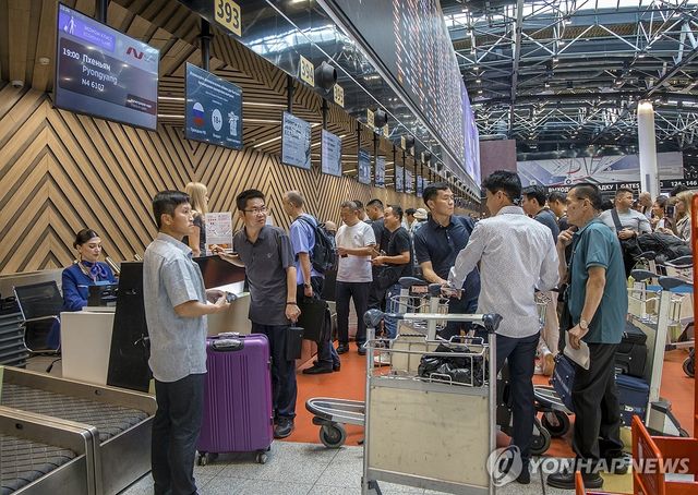 모스크바-평양 직항 여객기 탑승 수속하는 승객들